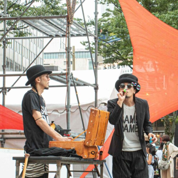 千葉中央公園でセイムセイムの大道芸