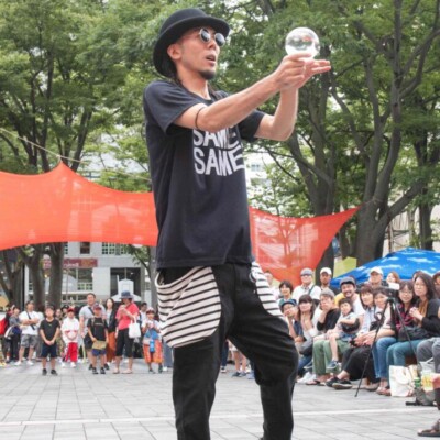 おこたんぺのコンタクトジャグリング。 千葉中央公園でセイムセイムの大道芸
