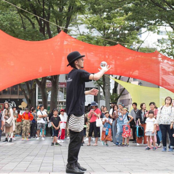 千葉中央公園でセイムセイムの大道芸
