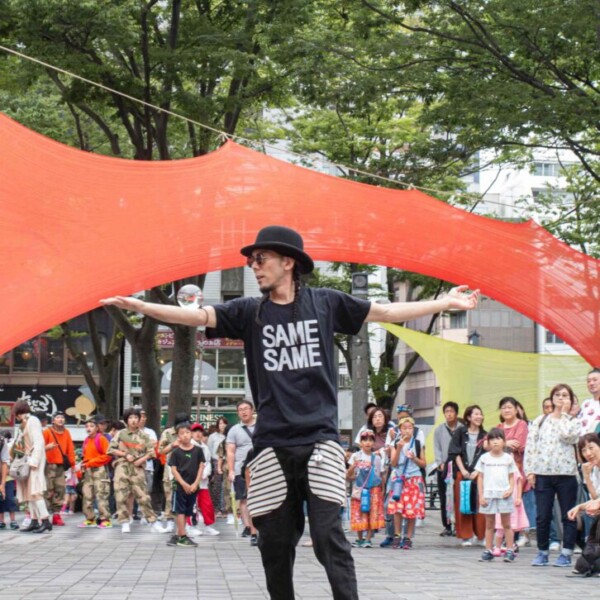千葉中央公園でセイムセイムの大道芸