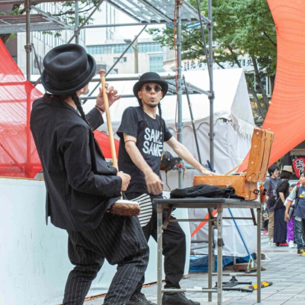 千葉中央公園でセイムセイムの大道芸