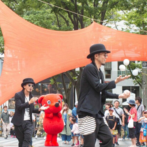 千葉中央公園でセイムセイムの大道芸