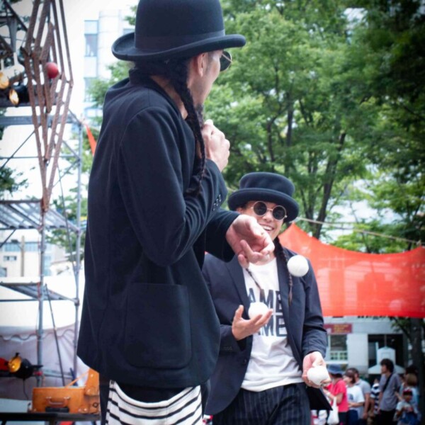 千葉中央公園でセイムセイムの大道芸