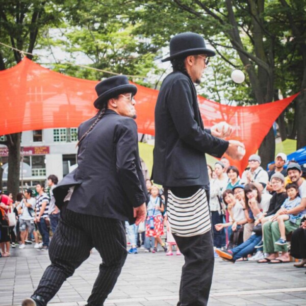 千葉中央公園でセイムセイムの大道芸