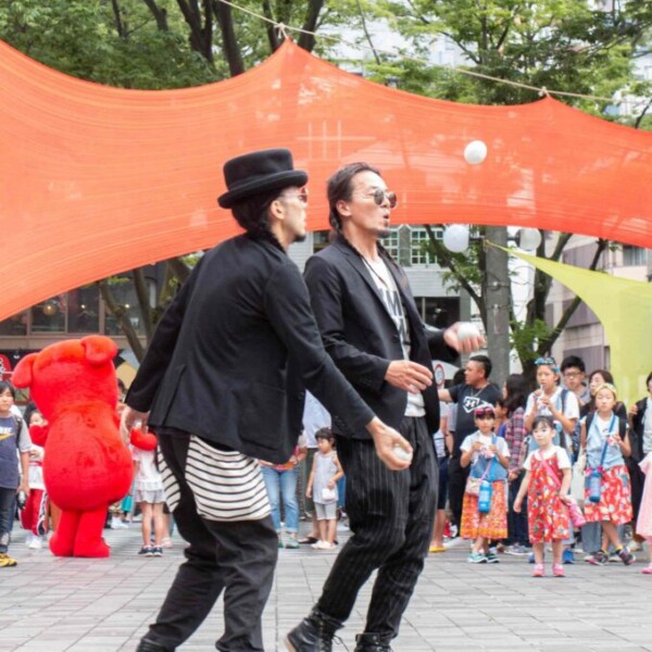 千葉中央公園でセイムセイムの大道芸