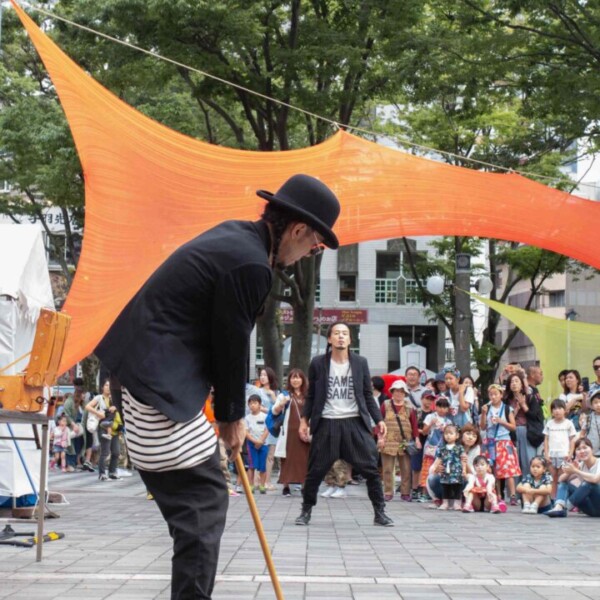 千葉中央公園でセイムセイムの大道芸