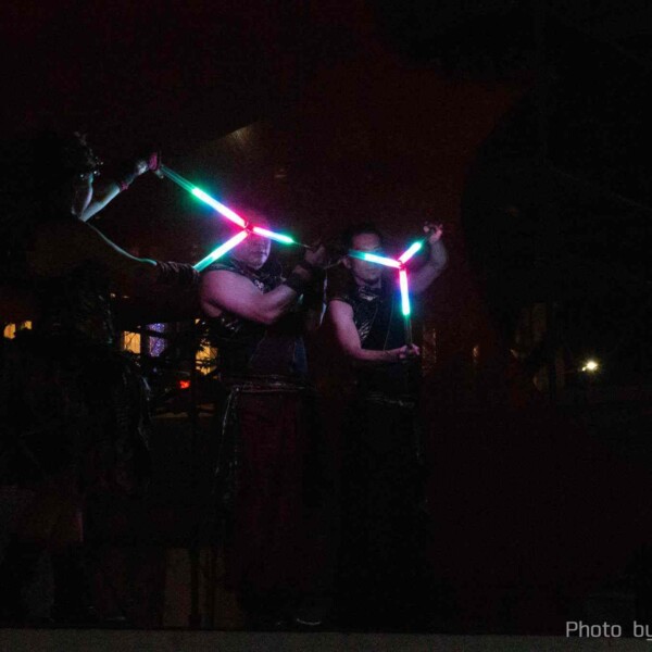 千葉中央公園で火付盗賊がビジュアルポイを使ったファイアーライトパフォーマンス