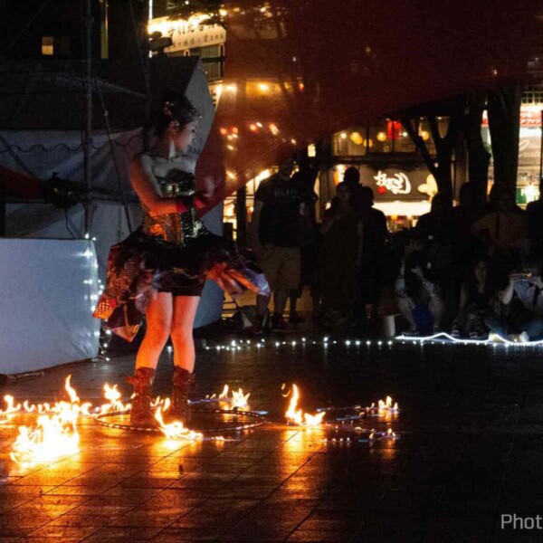 電飾変化衣装でファイアーライトパフォーマンス