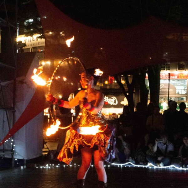 電飾変化衣装でファイアーライトパフォーマンス