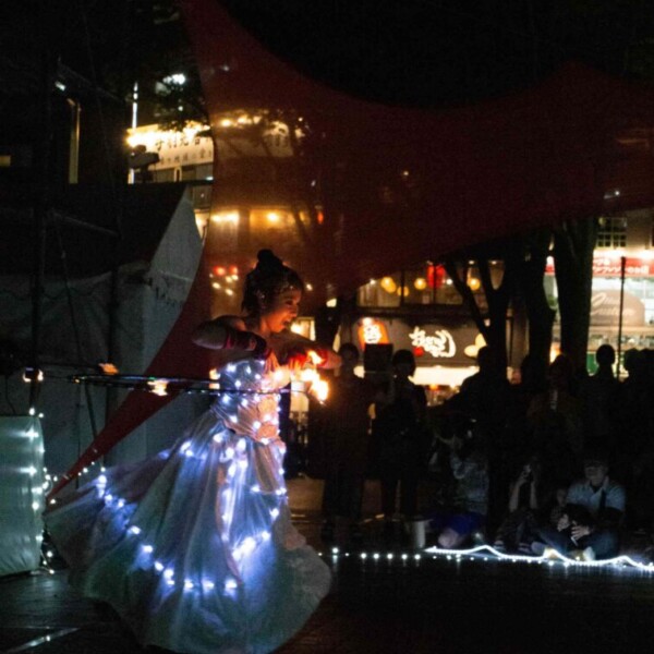 電飾変化衣装でファイアーライトパフォーマンス