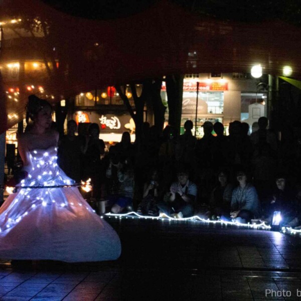 電飾変化衣装でファイアーライトパフォーマンス