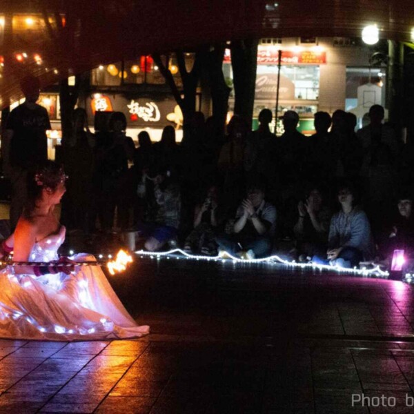 電飾変化衣装でファイアーライトパフォーマンス