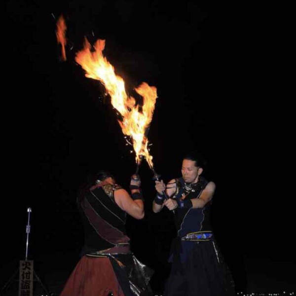 スキージャム勝山のジオイルミネーションでファイアーパフォーマンス