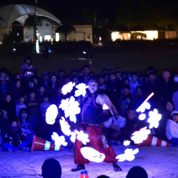 ゆめ花博で開催されたゆめ花大道芸でファイアーパフォーマンス