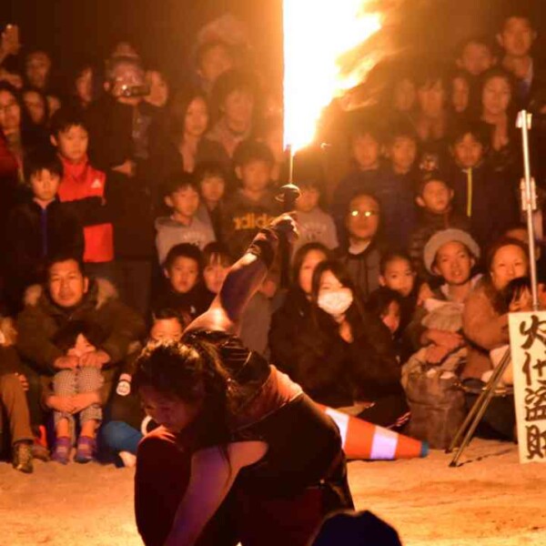 ゆめ花博で開催されたゆめ花大道芸でファイアーパフォーマンス