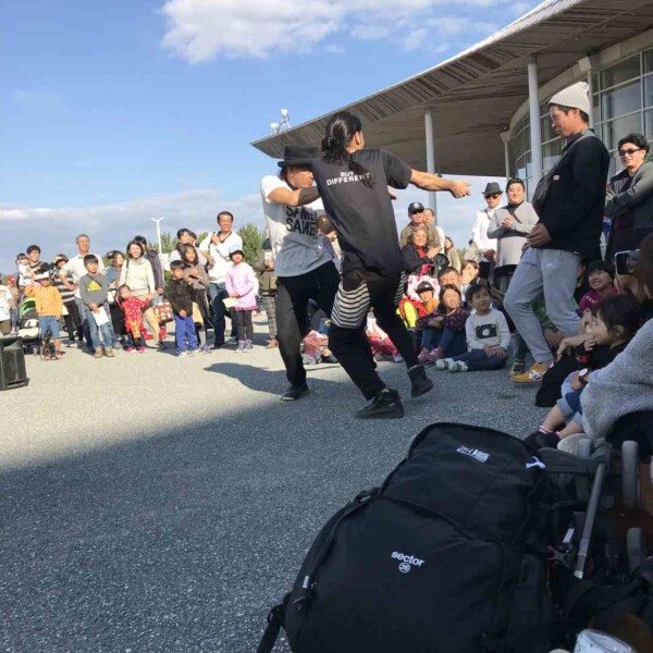 ゆめ花博で開催されたゆめ花大道芸でセイムセイムの大道芸