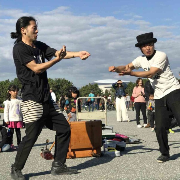 ゆめ花博で開催されたゆめ花大道芸でセイムセイムの大道芸