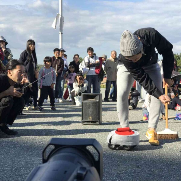 ゆめ花博で開催されたゆめ花大道芸でセイムセイムの大道芸