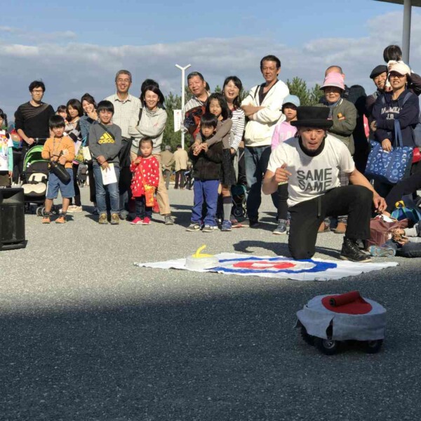 ゆめ花博で開催されたゆめ花大道芸でセイムセイムの大道芸