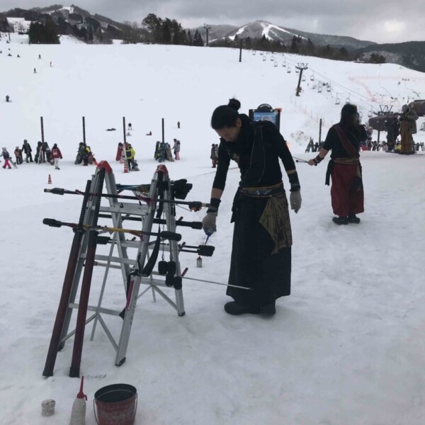 極寒のスキージャム勝山で雪山ファイアーショー