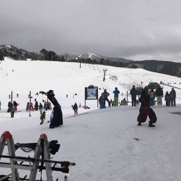 極寒のスキージャム勝山で雪山ファイアーショー