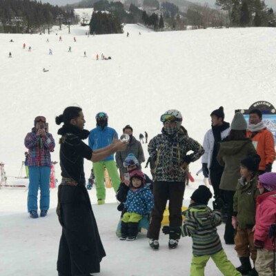 大変そうだけど、雪山とコンタクトジャグリングはとてもきれい 極寒のスキージャム勝山で雪山ファイアーショー