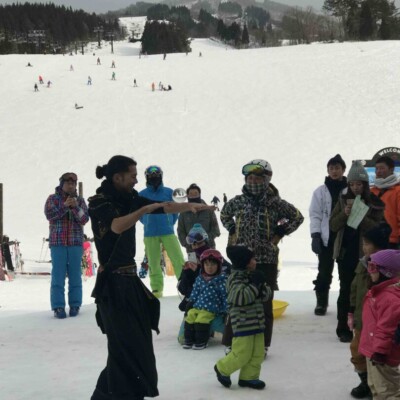 子供の視線くぎ付けです 極寒のスキージャム勝山で雪山ファイアーショー