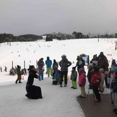 子供たちが集まってきました 極寒のスキージャム勝山で雪山ファイアーショー