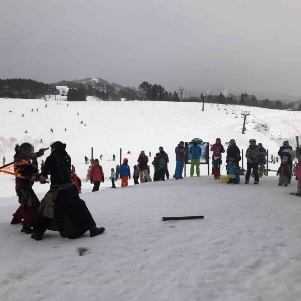 極寒のスキージャム勝山で雪山ファイアーショー