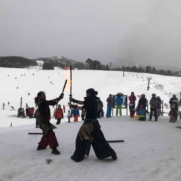 極寒のスキージャム勝山で雪山ファイアーショー