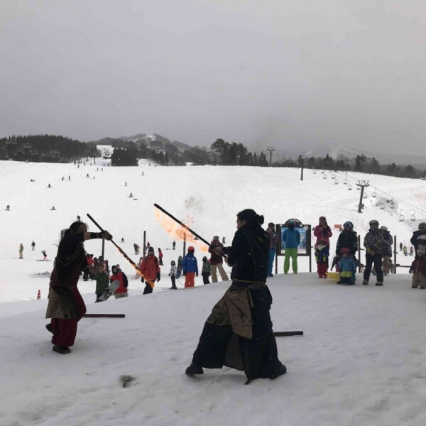 極寒のスキージャム勝山で雪山ファイアーショー