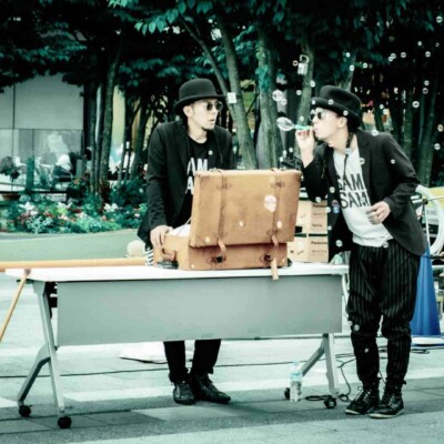 シャボン玉から水晶玉が出てきます。 ソラマチ大道芸フェスティバルでのセイムセイムの大道芸パフォーマンス