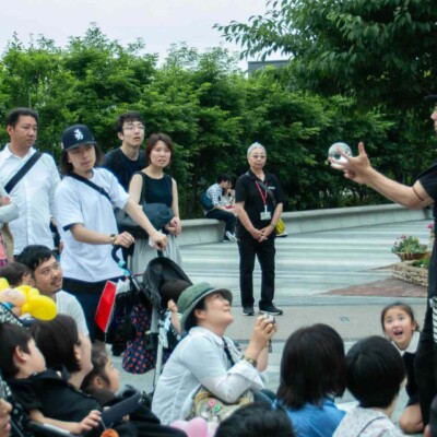 子供も大人もうれしそう ソラマチ大道芸フェスティバルでのコンタクトジャグリング