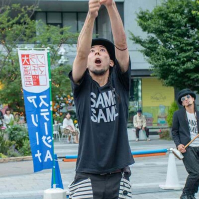 後ろのカンタも常に応援パフォーマンス中 ソラマチ大道芸フェスティバルでのコンタクトジャグリング