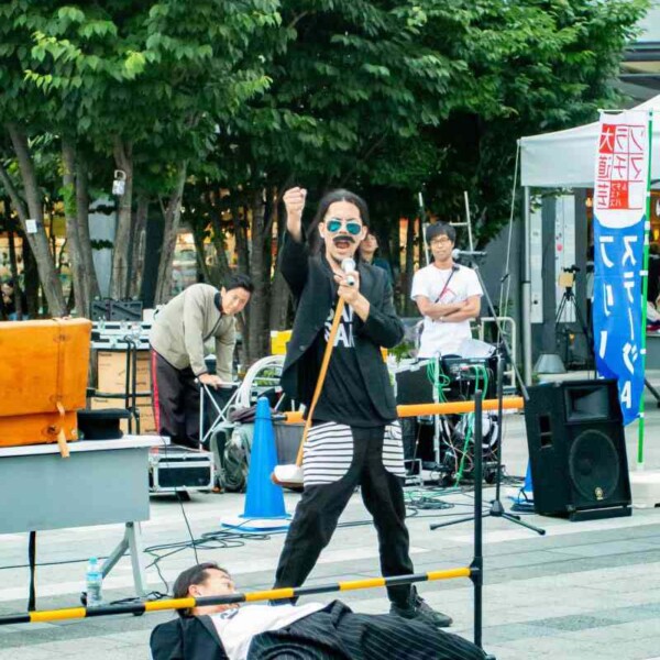 ソラマチ大道芸フェスティバルでのセイムセイムのリンボーダンス