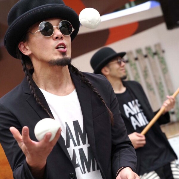 セイムセイムの大道芸ボールジャグリング