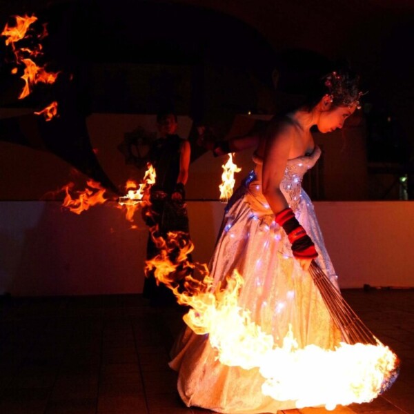 電飾変化衣装でファイアーライトパフォーマンス