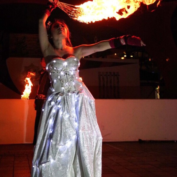 電飾変化衣装でファイアーライトパフォーマンス