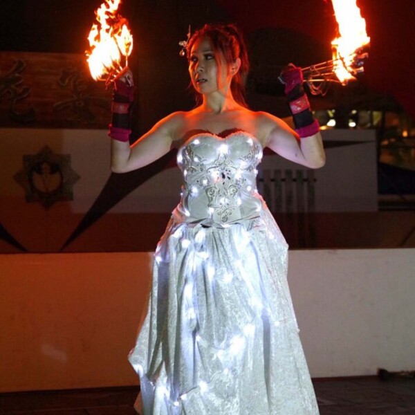 電飾変化衣装でファイアーライトパフォーマンス