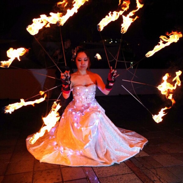 電飾変化衣装でファイアーライトパフォーマンス