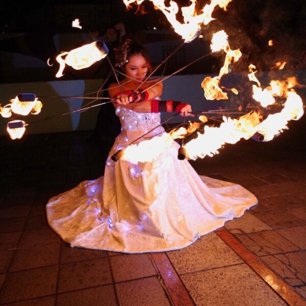 電飾変化衣装でファイアーライトパフォーマンス