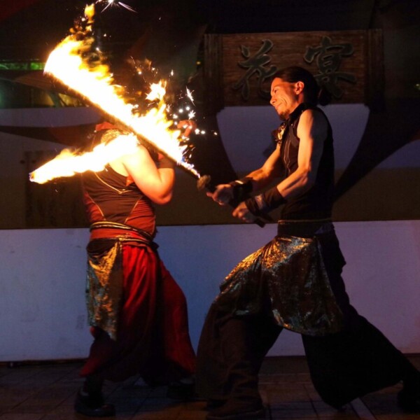 千葉中央公園で火花とびちる火付盗賊ファイアーパフォーマンス