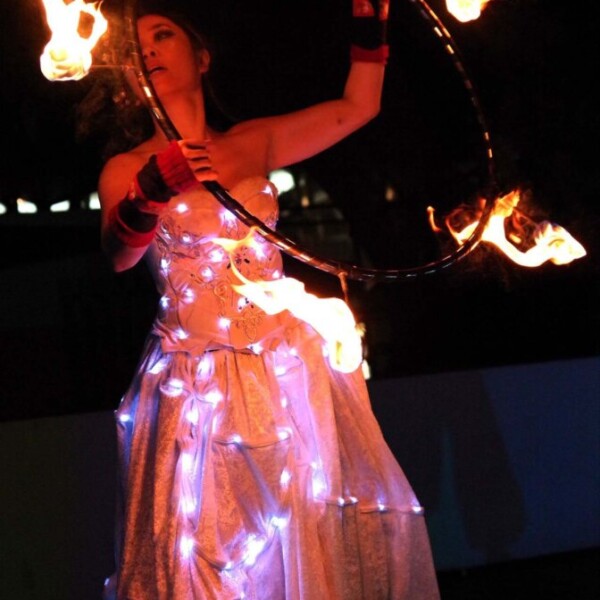 電飾変化衣装でファイアーライトパフォーマンス