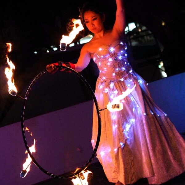 電飾変化衣装でファイアーライトパフォーマンス