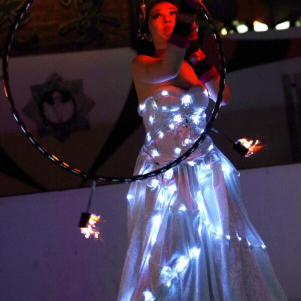 電飾変化衣装でファイアーライトパフォーマンス