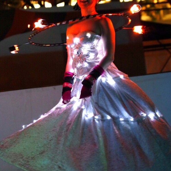 電飾変化衣装でファイアーライトパフォーマンス