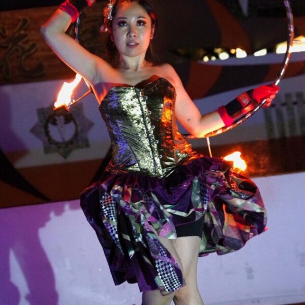 電飾変化衣装でファイアーライトパフォーマンス