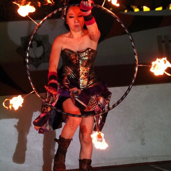 電飾変化衣装でファイアーライトパフォーマンス