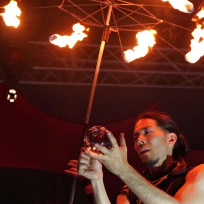 コンタクトジャグリングとファイアーパラソル 千葉中央公園で火付盗賊ファイアーパフォーマンスとコンタクトジャグリング