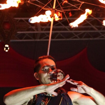 コンタクトボールに火の玉が映ってキレイ 千葉中央公園で火付盗賊ファイアーパフォーマンスとコンタクトジャグリング